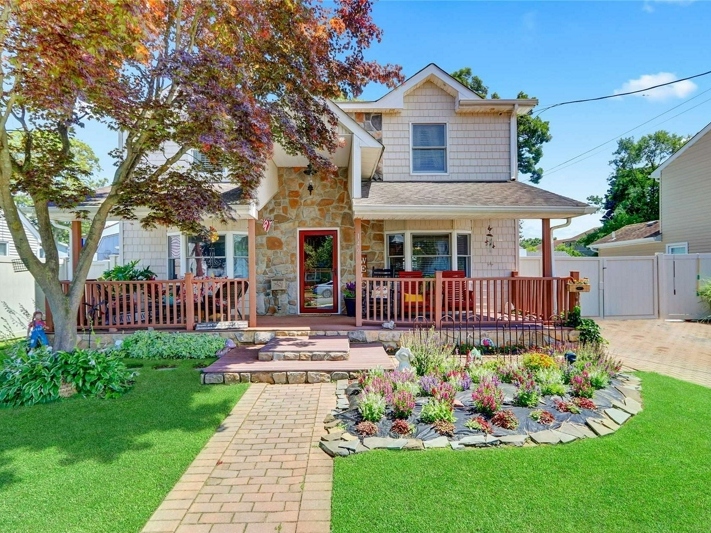 Wow House: 'Quiet' West Babylon Home Features 6 Bedrooms & Pool