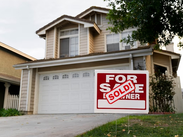 Free photo house with sold yard sign
