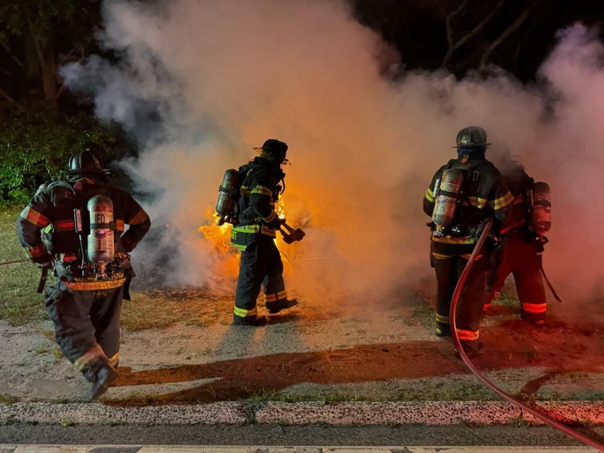 Firefighters Battle Vehicle Blaze On Southern State Parkway: FD