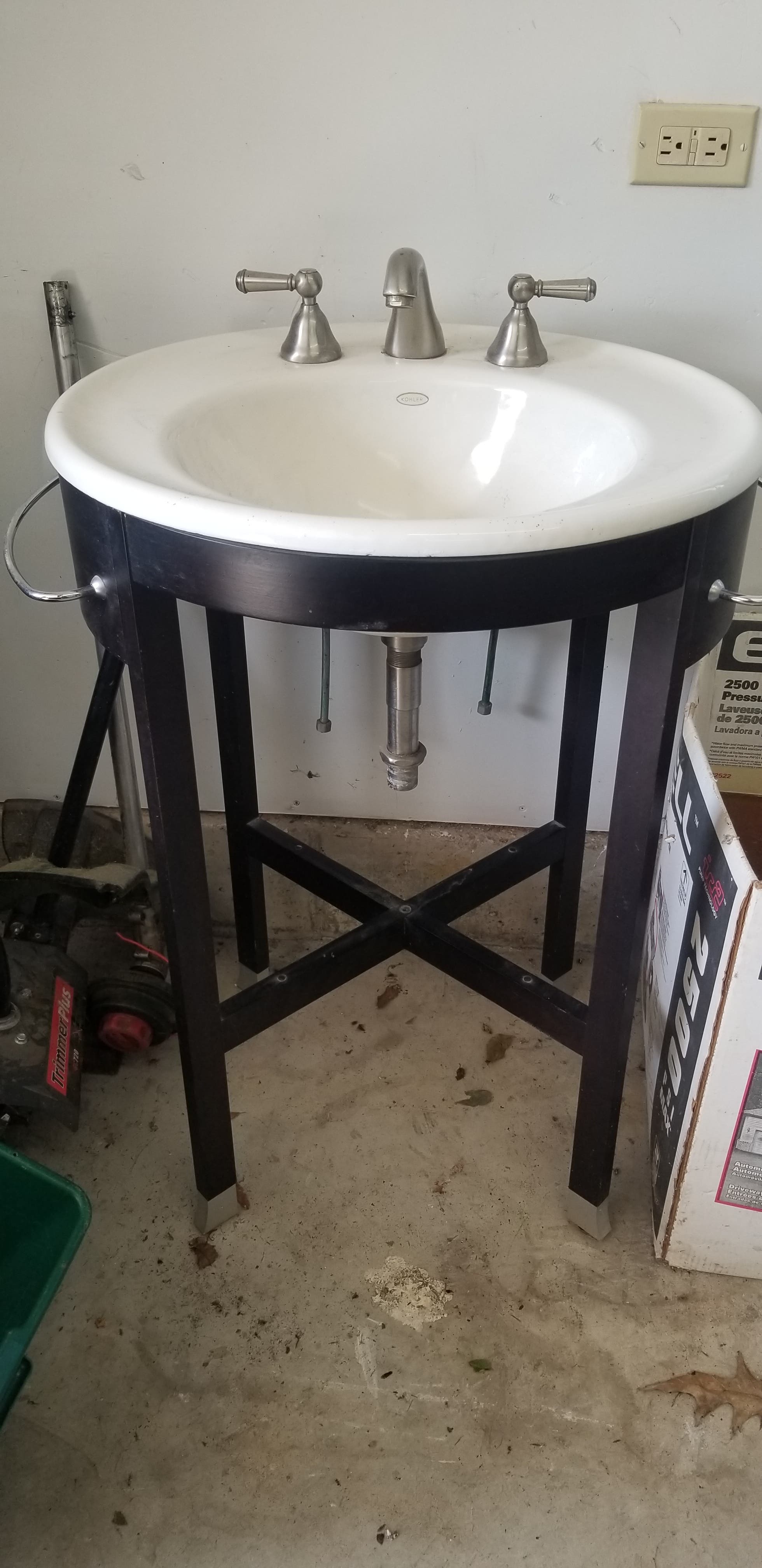 Kohler pedestal sink and matching toilet