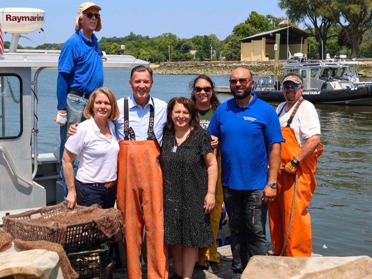 L to R: Hempstead Harbor Protection Committee’s Eric Swenson, Town Supervisor Jennifer DeSena, Congressman Tom Suozzi, Councilmember Mariann Dalimonte, Sarah Deonarine, Councilmember David Adhami and Kevin Braun.