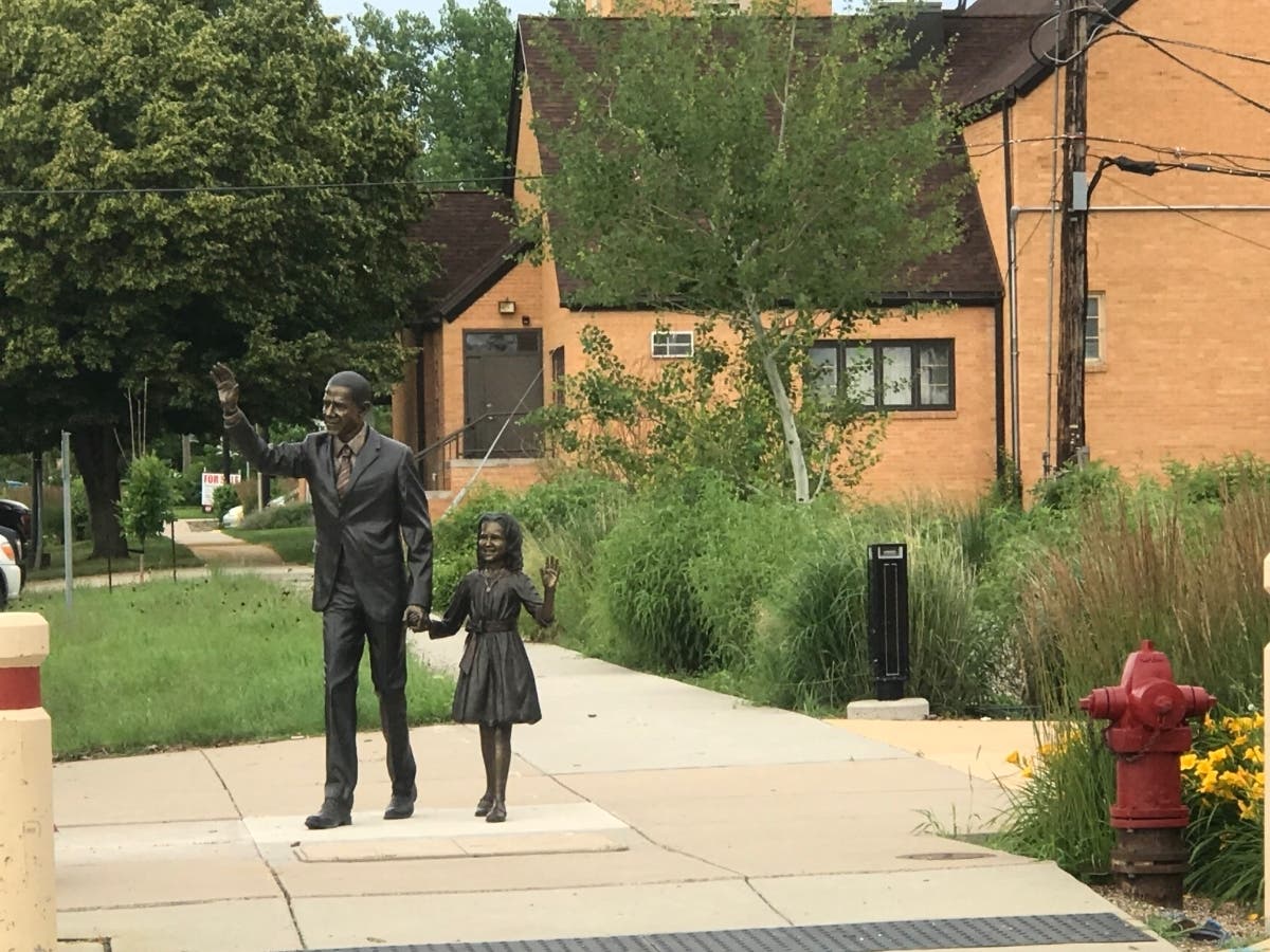 Obama Sculpture With Daughter Turns Heads In South Dakota