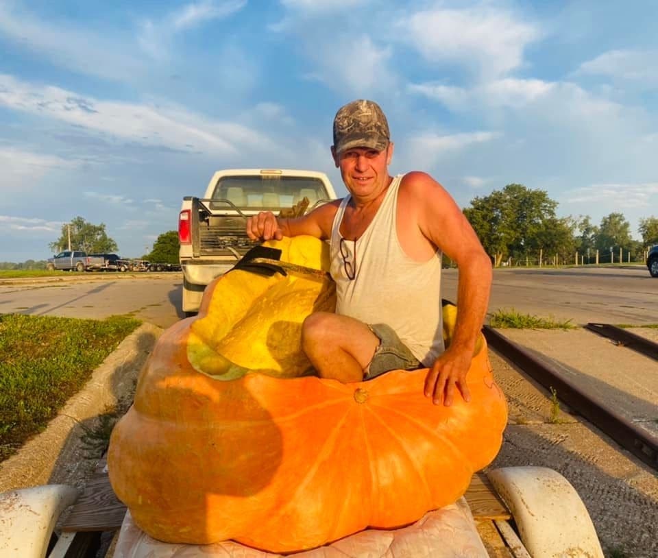 Duane Hansen grew an 846-pound pumpkin named Berta and sailed it down the Missouri River.