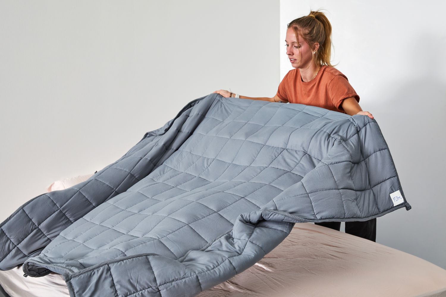 Person holding Waowoo Weighted Blanket