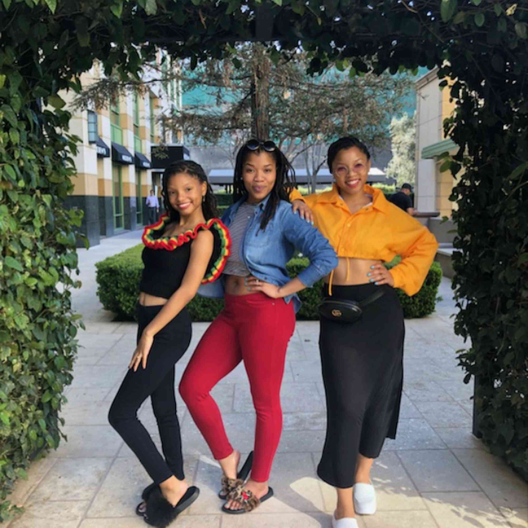 Chloe, Ski, and Halle Bailey.