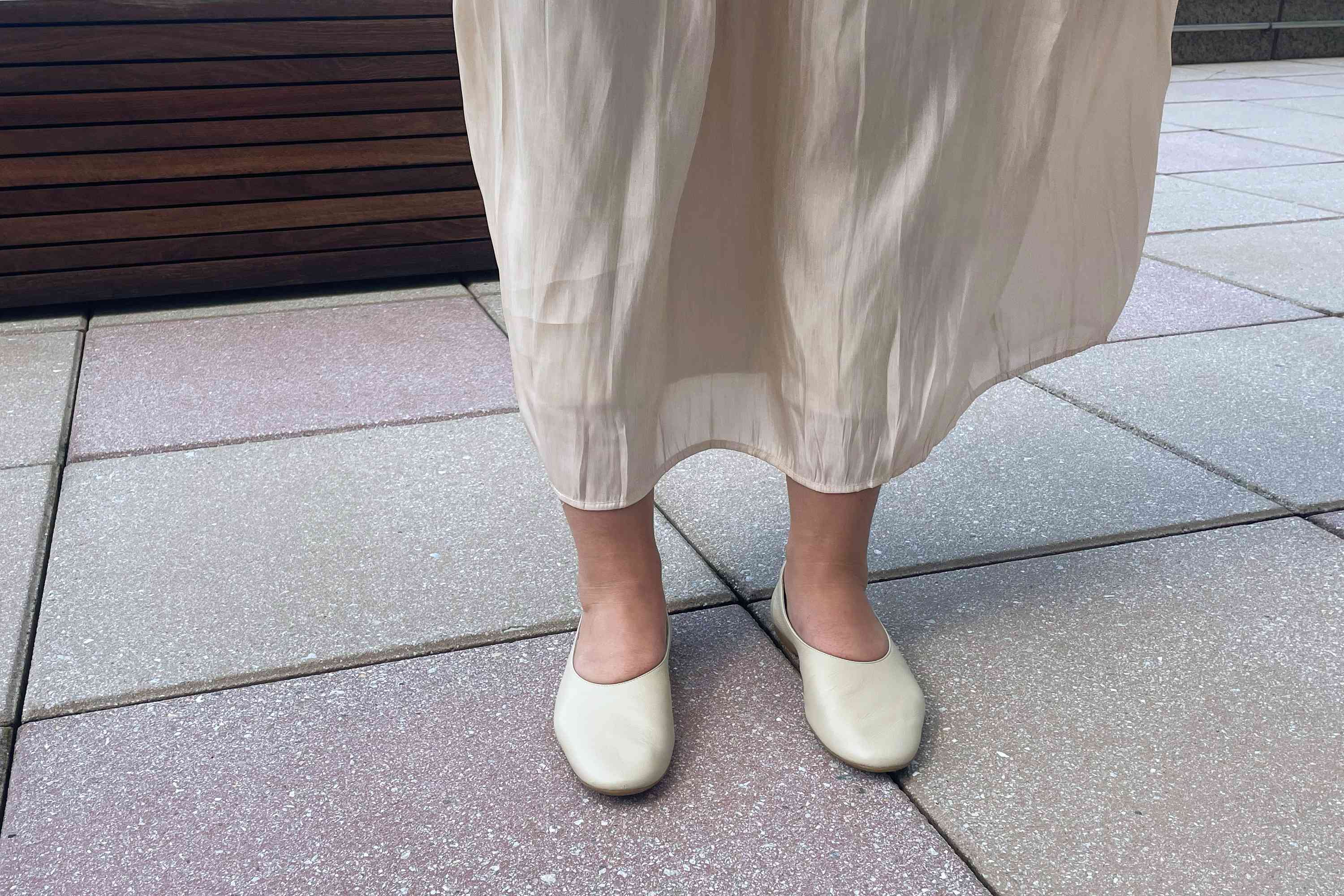 A person wears Everlane The Italian Leather Day Glove Flats
