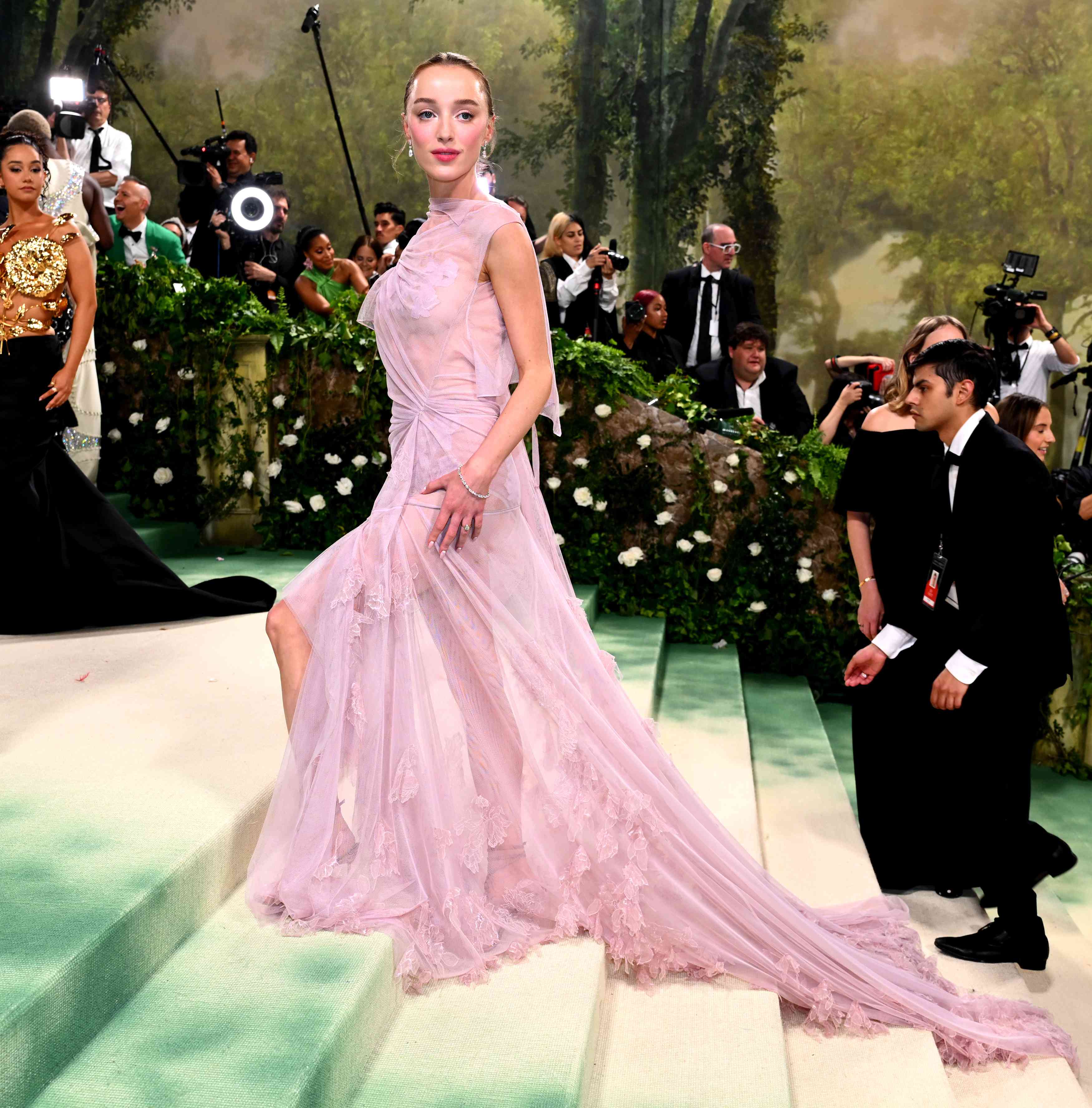 Phoebe Dynevor met gala new york 05 06 24