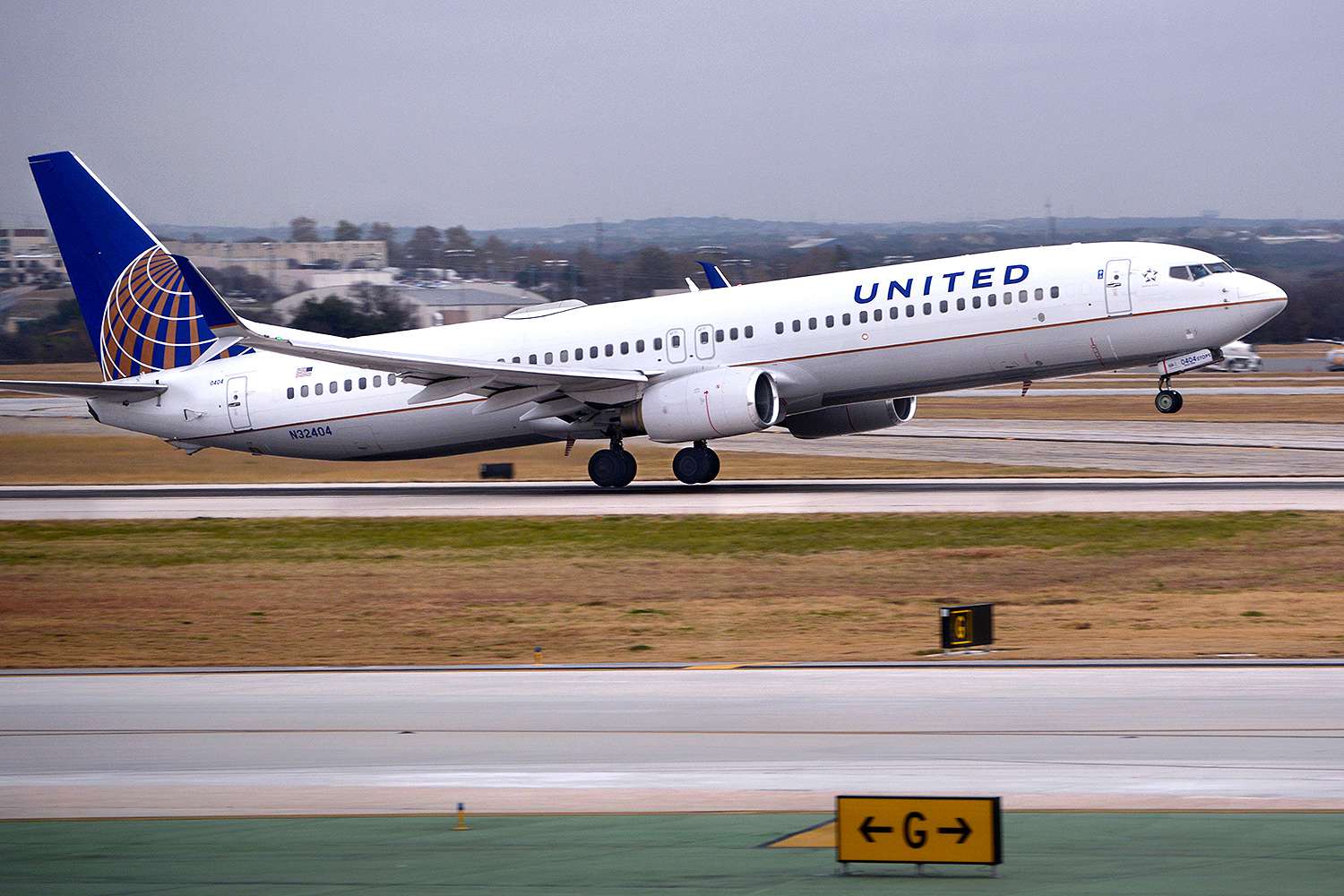  A United Airlines Boeing 737 passenger jet takes off at San Antonio International Airport in Texas. 