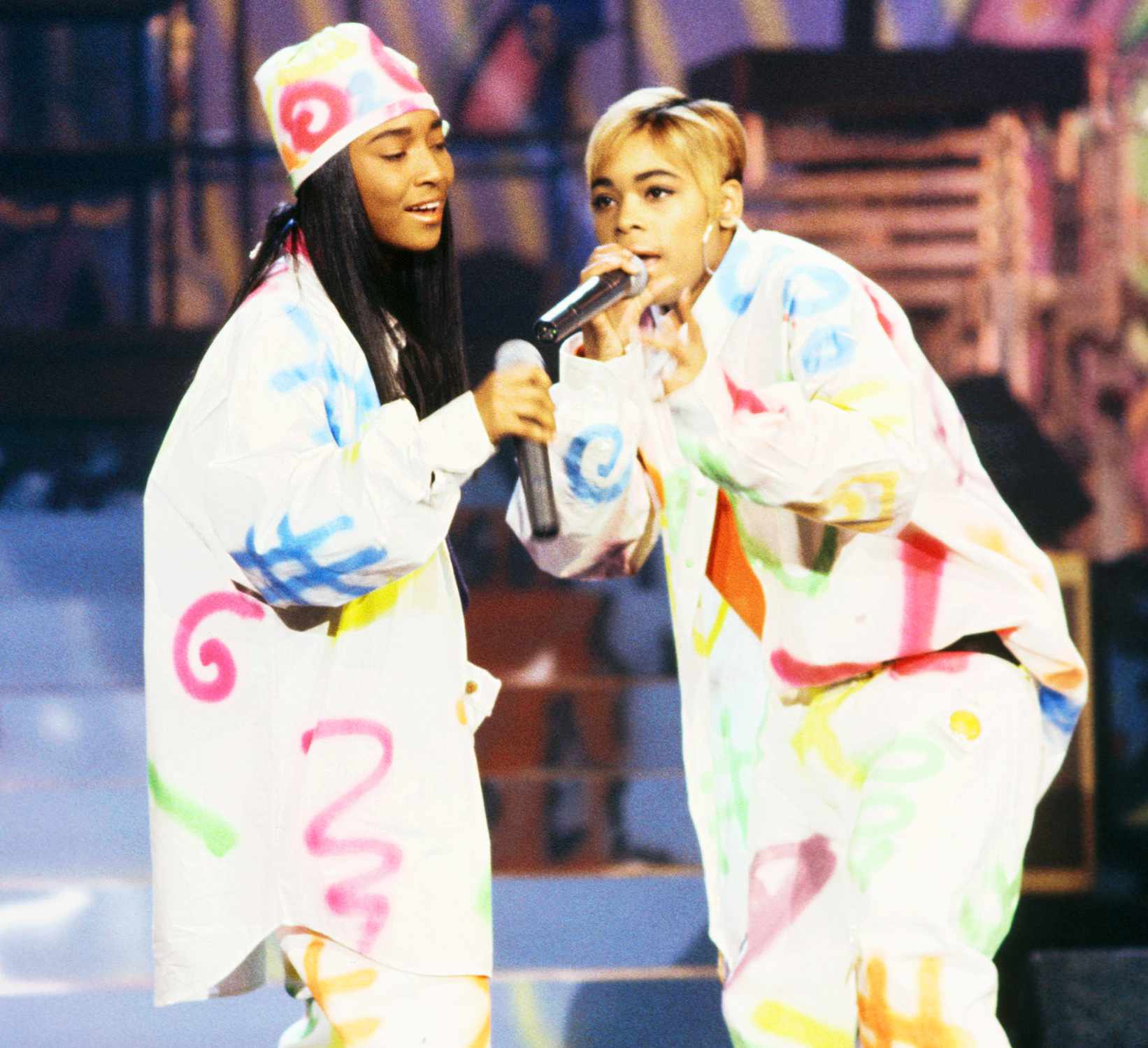 THE TONIGHT SHOW WITH JAY LENO Episode 114 Pictured: (l-r) Musical Chilli and T-Boz of TLC perform on November 23, 1992.