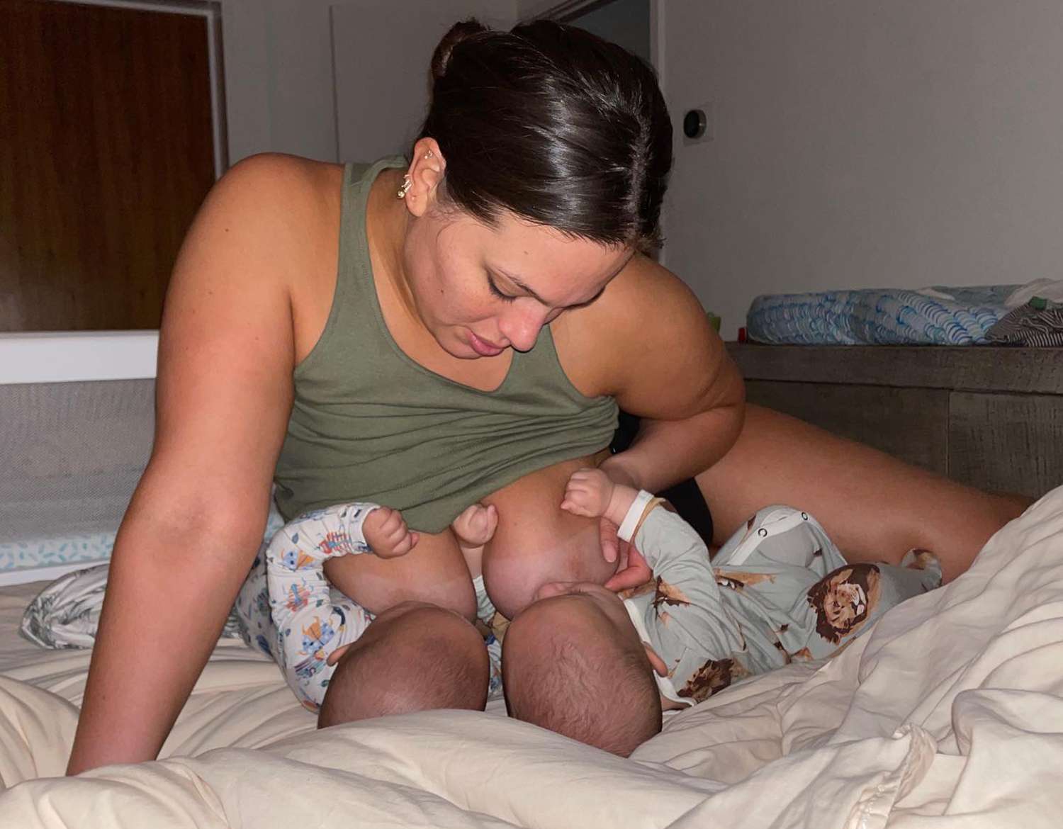 Ashley Graham breastfeeding