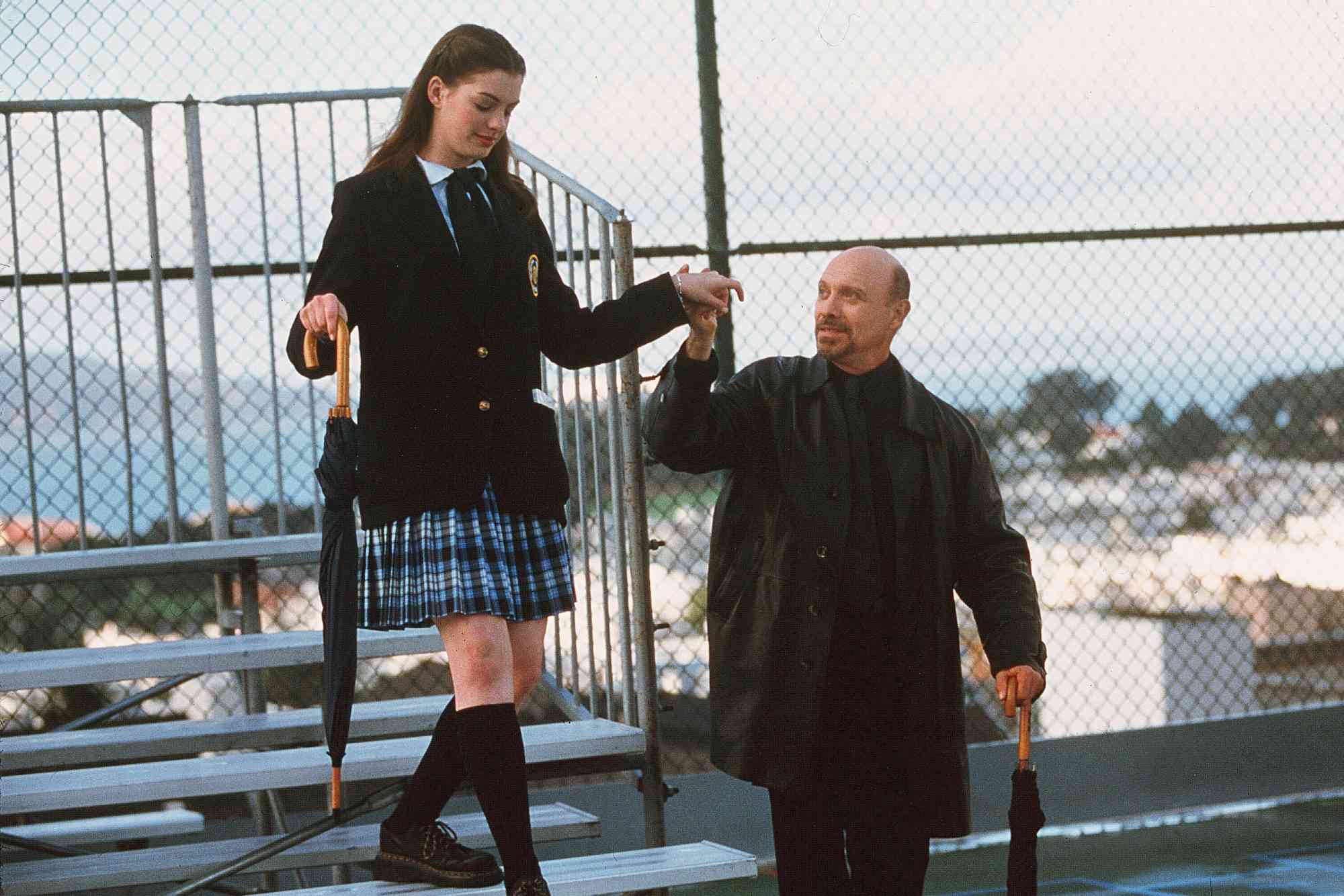 Editorial use only. No book cover usage. Mandatory Credit: Photo by Ron Batzdorff/Brownhouse Prod/Botnp Inc/Kobal/Shutterstock (5876562c) Anne Hathaway, Hector Elizondo The Princess Diaries - 2001 Director: Garry Marshall Brownhouse Prod/Botnp Inc USA Scene Still Family Princesse malgré elle