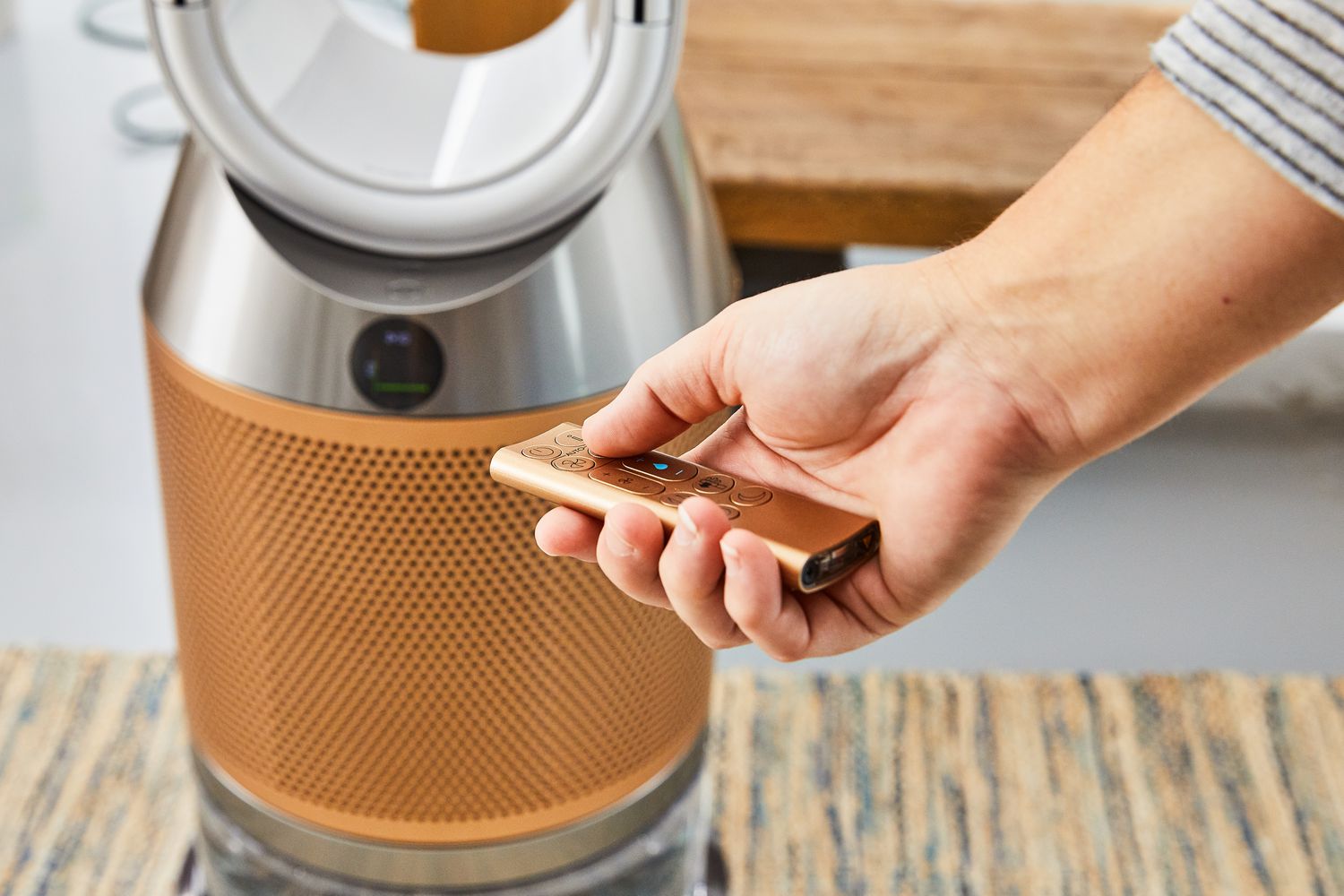 Person pressing a remote of a Dyson Purifier Humidify+Cool Formaldehyde PH04