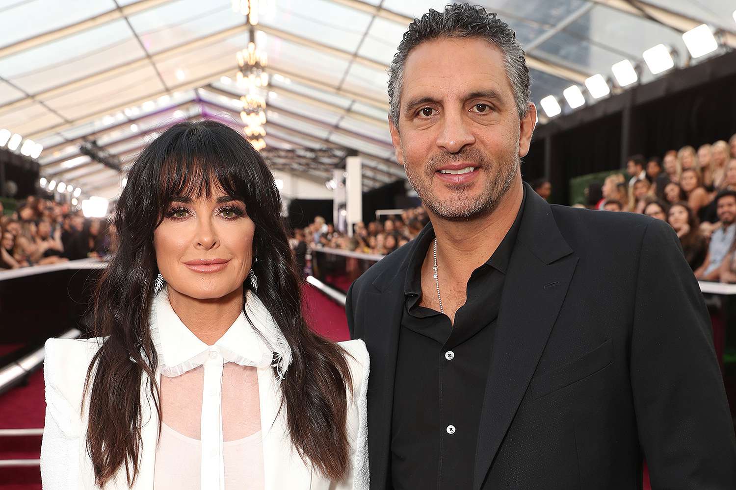 ) Kyle Richards and Mauricio Umansky arrive to the 2019 E! People's Choice Awards