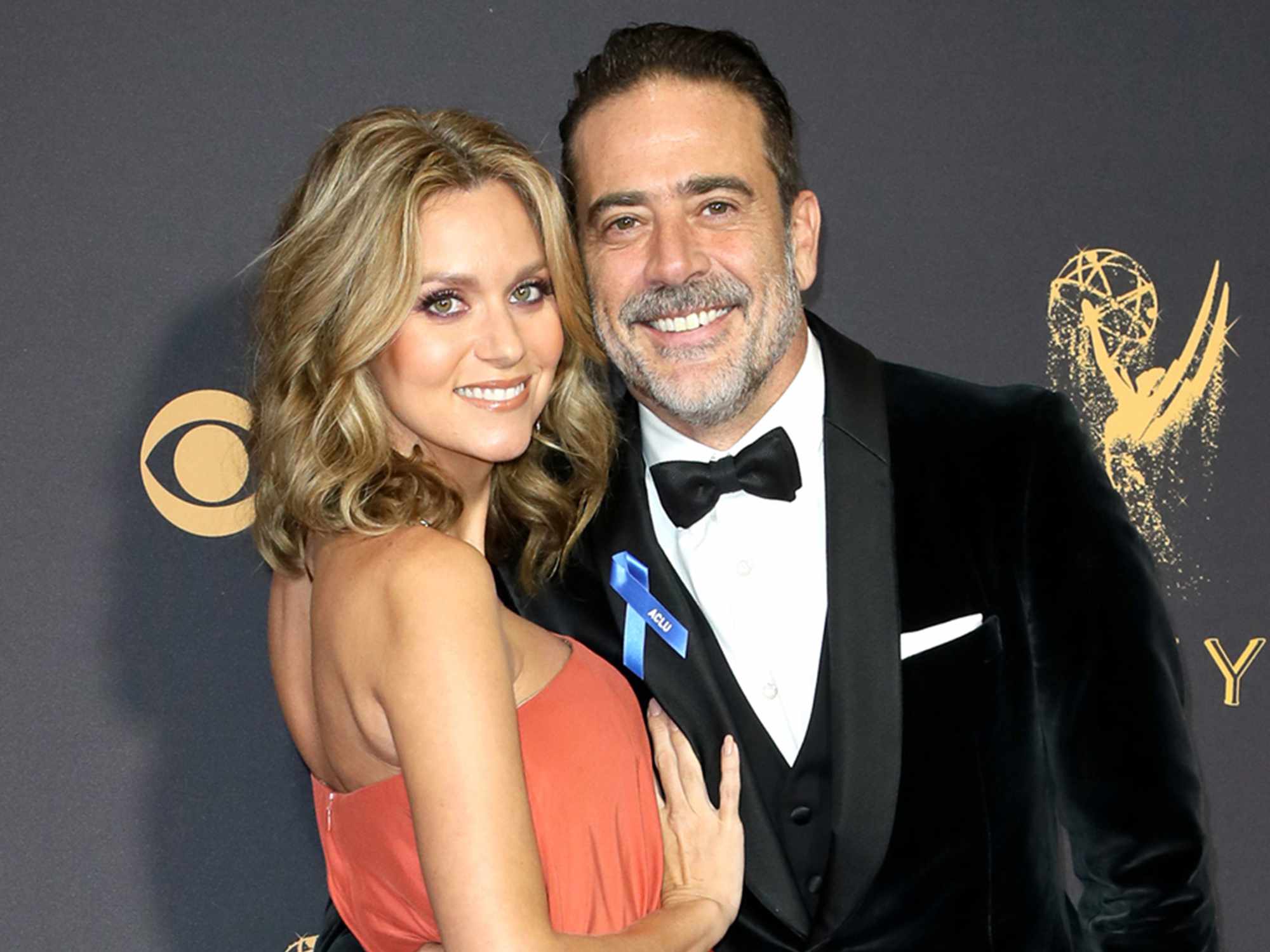 Hilarie Burton (L) and Jeffrey Dean Morgan attend the 69th Annual Primetime Emmy Awards - Arrivals at Microsoft Theater on September 17, 2017 in Los Angeles, California