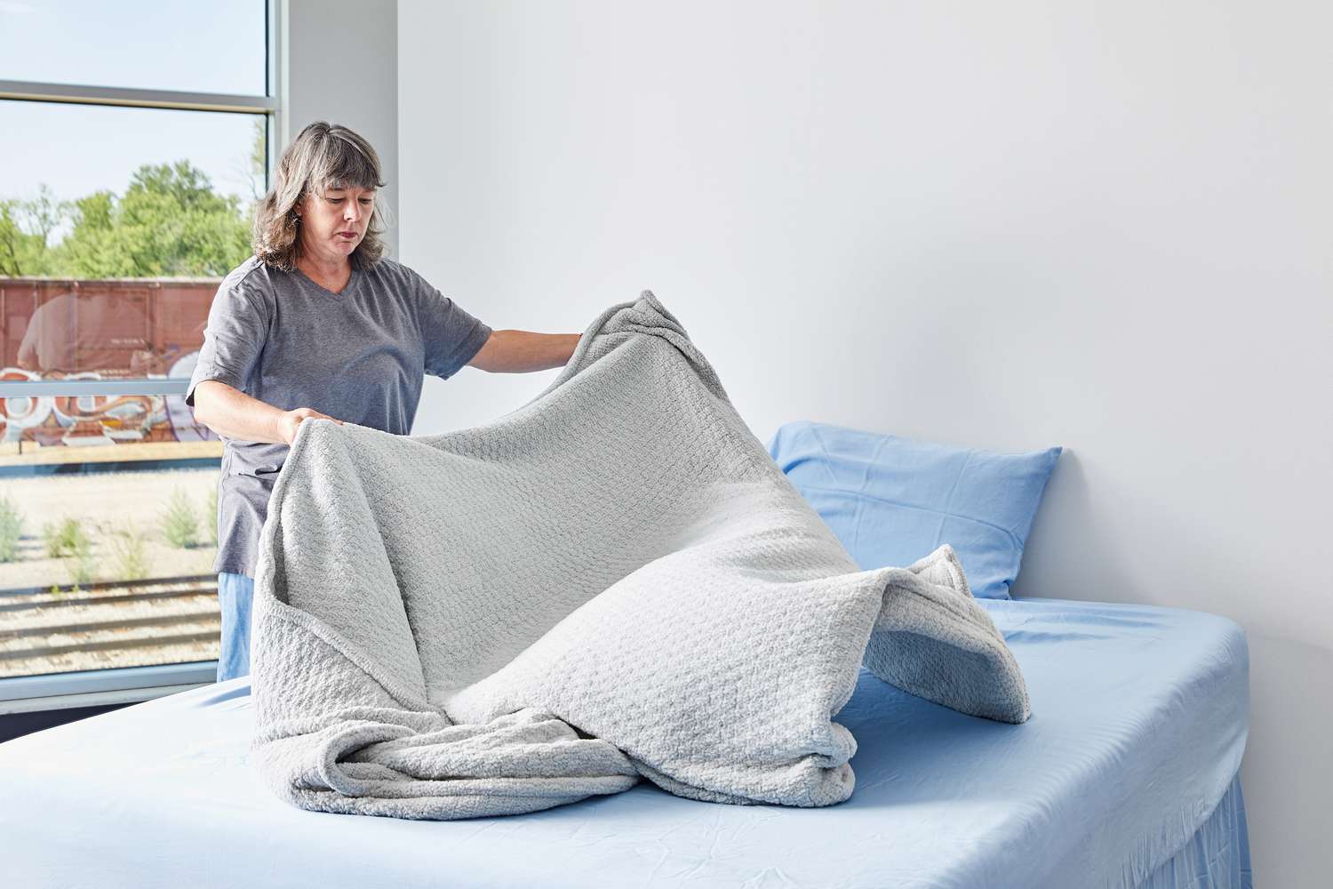 Sunday Citizen Snug Crystal Weighted Blanket being tested.