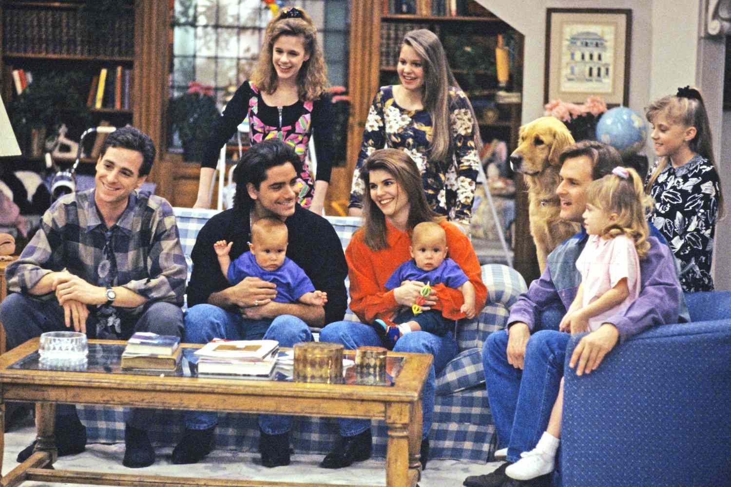 Danny (Bob Saget), Kimmy (Andrea Barber), D.J. (Candace Cameron), Jesse and Becky (John Stamos and Lori Loughlin, holding twin sons Nicky and Alex, played by twins Blake/Dylan Tuomy-Wilhoit), Comet (dog), Joey (Dave Coulier), Michelle (Mary Kate/Ashley Olsen) and Stephanie (Jodie Sweetin)