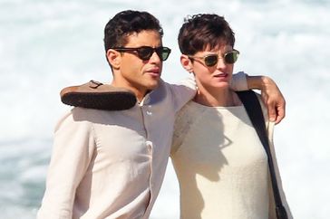 Rio de Janeiro, BRAZIL - Emma Corrin and Rami Malek enjoy a walk through Ipanema, taking in the vibrant atmosphere of Rio de Janeiro.