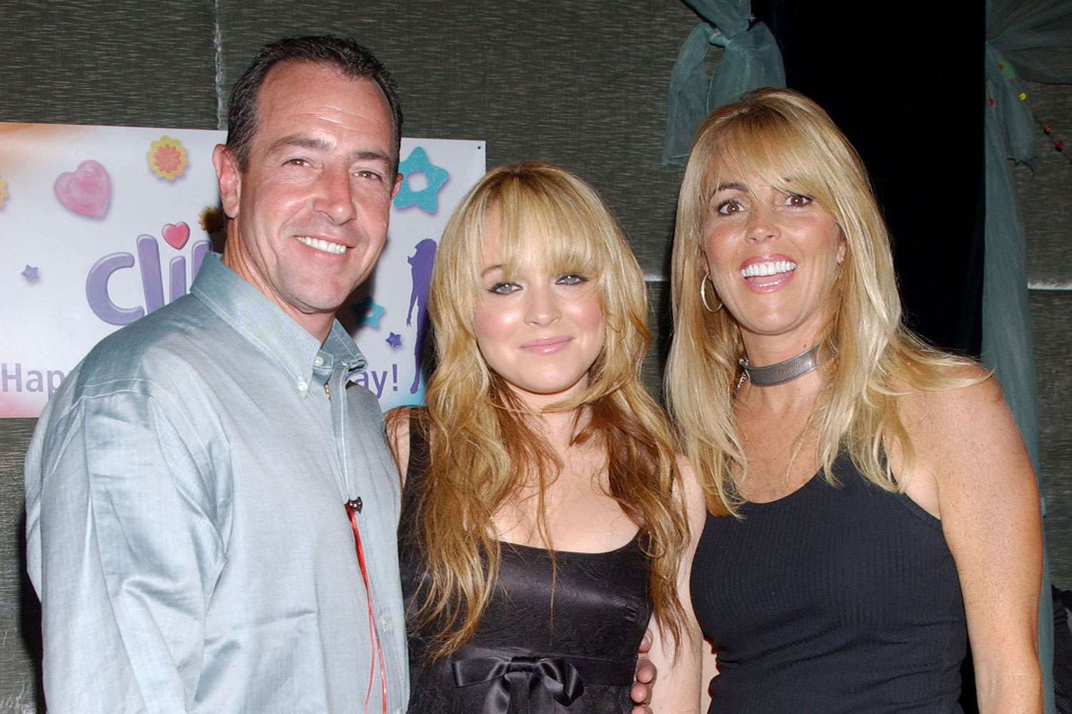 Lindsay Lohan with her father Michael Lohan and mother Dina Lohan (Photo by Bill Davila/FilmMagic)8BIM