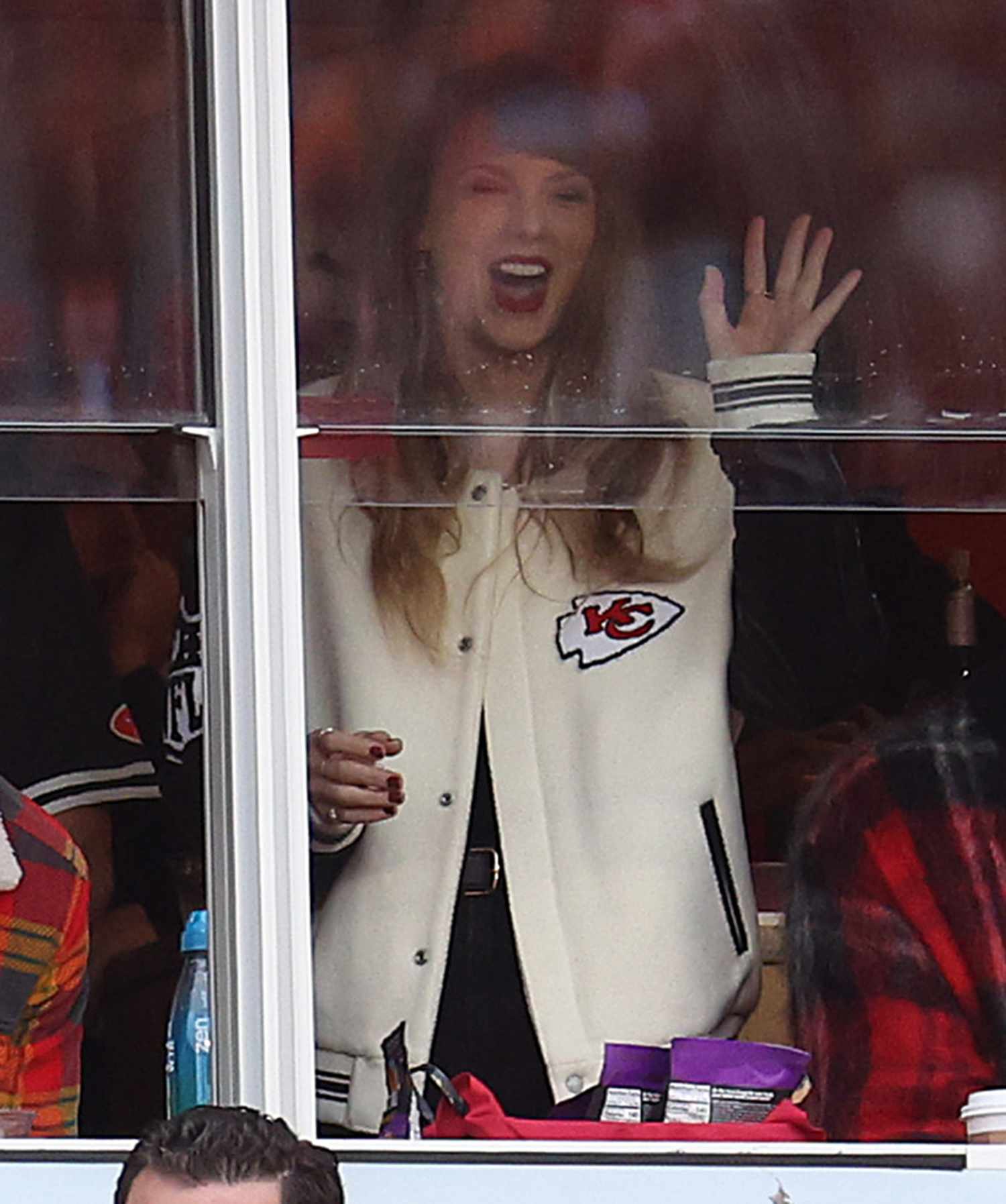 Taylor Swift watches the game between the Cincinnati Bengals and the Kansas City Chiefs 