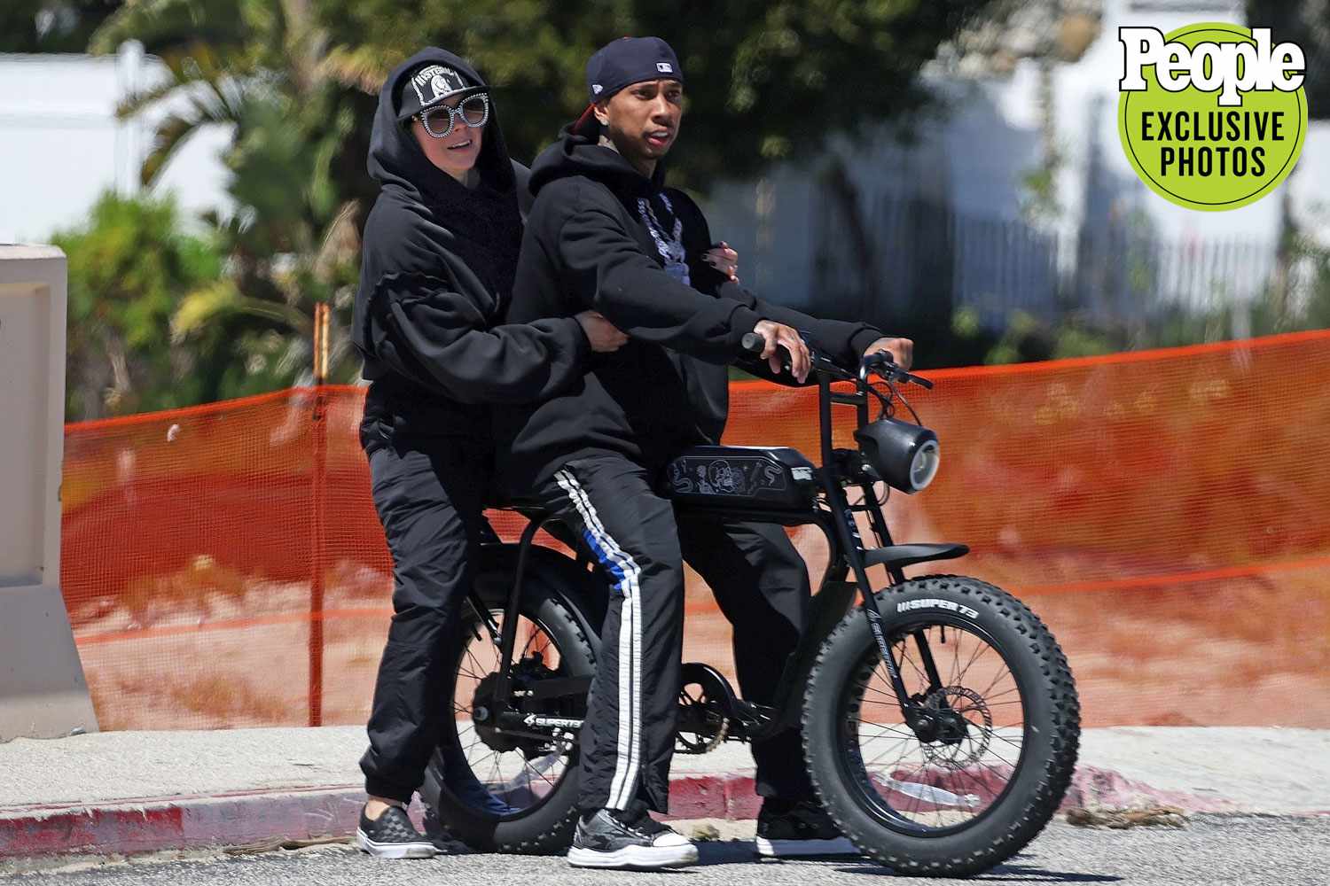 *PREMIUM-EXCLUSIVE* Malibu, CA - *EXCLUSIVE* - The punk singer and the rapper left Avril’s beach mansion and took their Super 73 electric bike racing down the boardwalk and down to the beach. The couple laughed and joked as they strolled down to the sand in matching all black hooded track suits. The couple then rode back to the mansion that Avril’s just put on the market for $12 millions dollars. Avril’s ex, Mod Sun’s Mercedes G Wagon has been relegated from inside the property to outside on the road and Tyga’s black Mercedes Maybach sedan has taken its place. A sign that the ‘Sk8er Boi’ singer has well and truly moved on. Mod Sun who was taken aback by their split is currently touring and hasn’t had a chance to collect his vehicle. Pictured: Avril Lavigne, Tyga BACKGRID USA 1 APRIL 2023 USA: +1 310 798 9111 / usasales@backgrid.com UK: +44 208 344 2007 / uksales@backgrid.com *UK Clients - Pictures Containing Children Please Pixelate Face Prior To Publication*