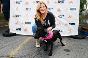 Trisha Yearwood surprise pet food drive