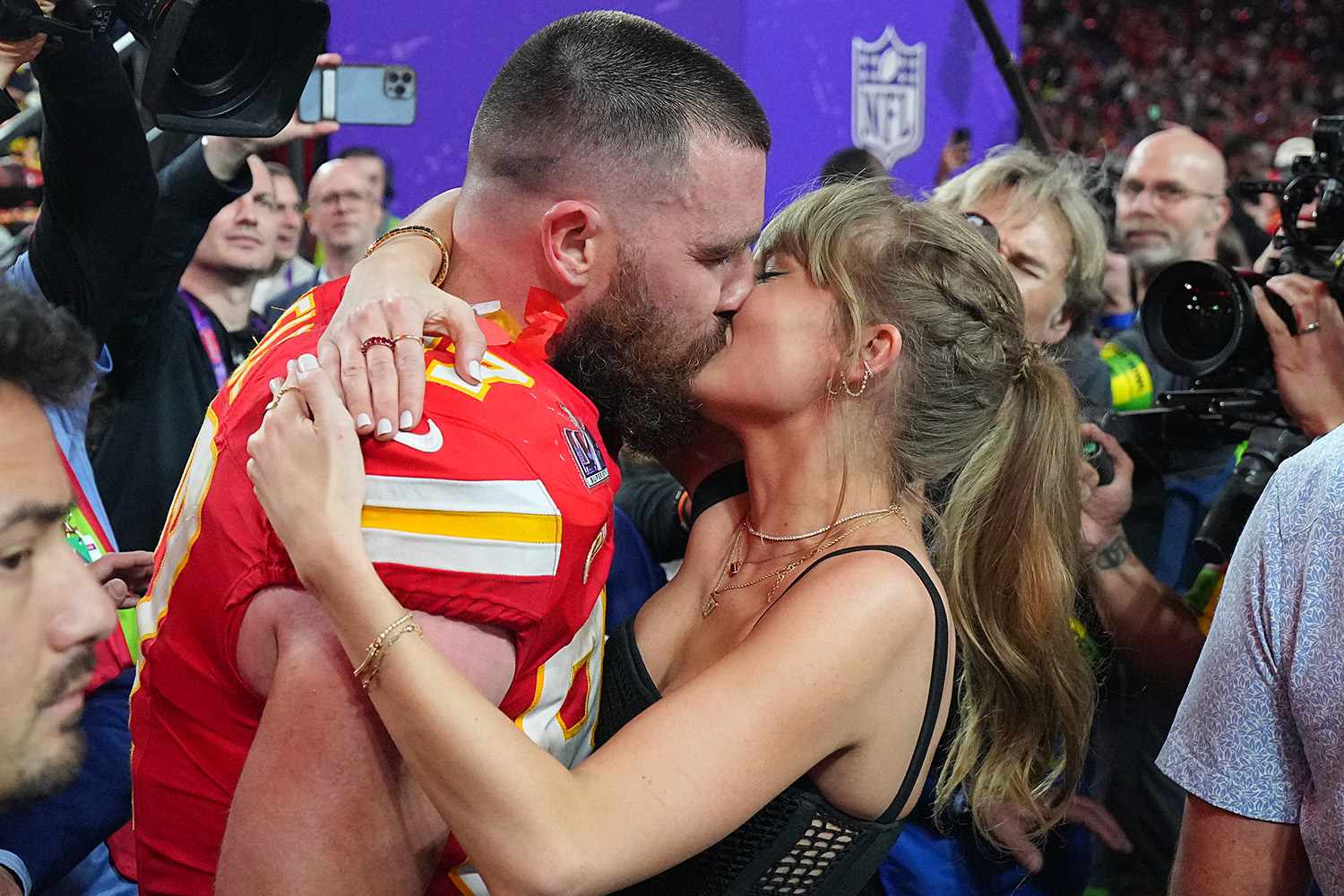 Travis kelce taylor swift kiss super bowl 02 11 24