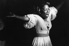 Stephanie Mills as Dorothy sings in the Broadway play "The Wiz (Musical)" circa 1975.