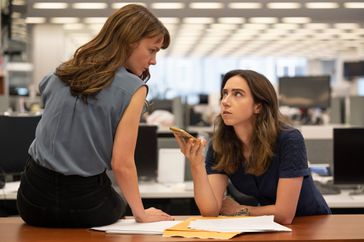 Megan Twohey (Carey Mulligan) and Jodi Kantor (Zoe Kazan) in She Said