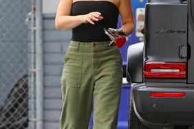 Sherman Oaks, CA - *EXCLUSIVE* - Hilary Duff pays big bucks to fill up the tank of her G-Wagon while running errands in Sherman Oaks. Pictured: Hilary Duff BACKGRID USA 28 APRIL 2022 USA: +1 310 798 9111 / usasales@backgrid.com UK: +44 208 344 2007 / uksales@backgrid.com *UK Clients - Pictures Containing Children Please Pixelate Face Prior To Publication*