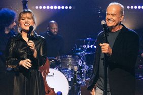THE KELLY CLARKSON SHOW -- Episode 7I042 -- Pictured: (l-r) Kelly Clarkson, Kelsey Grammer