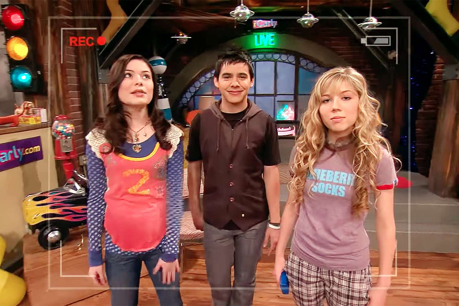 https://www.youtube.com/watch?v=F6H9SOpyagc Every Celebrity Guest Star on iCarly! ft. Harry Styles, Victoria Justice + More ⭐️ NickRewind NickRewind 1.73M subscribers