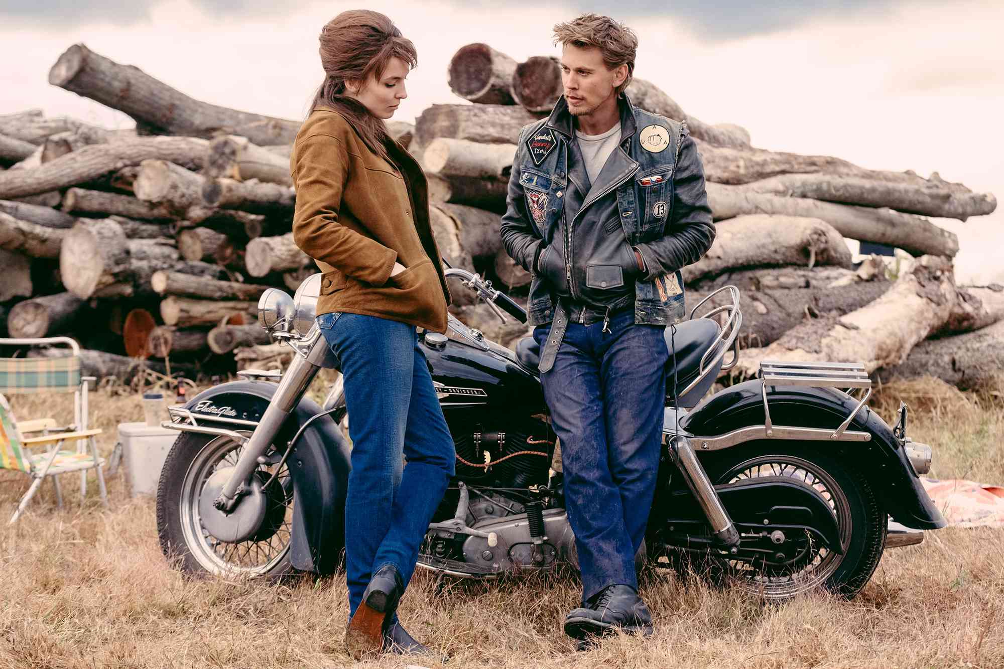 Jodie Comer as Kathy and Austin Butler as Benny in director Jeff Nichols' THE BIKERIDERS, a Focus Features release.
