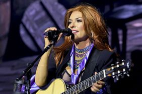 Shania Twain falls on stage at Chicago concert but makes quick recovery