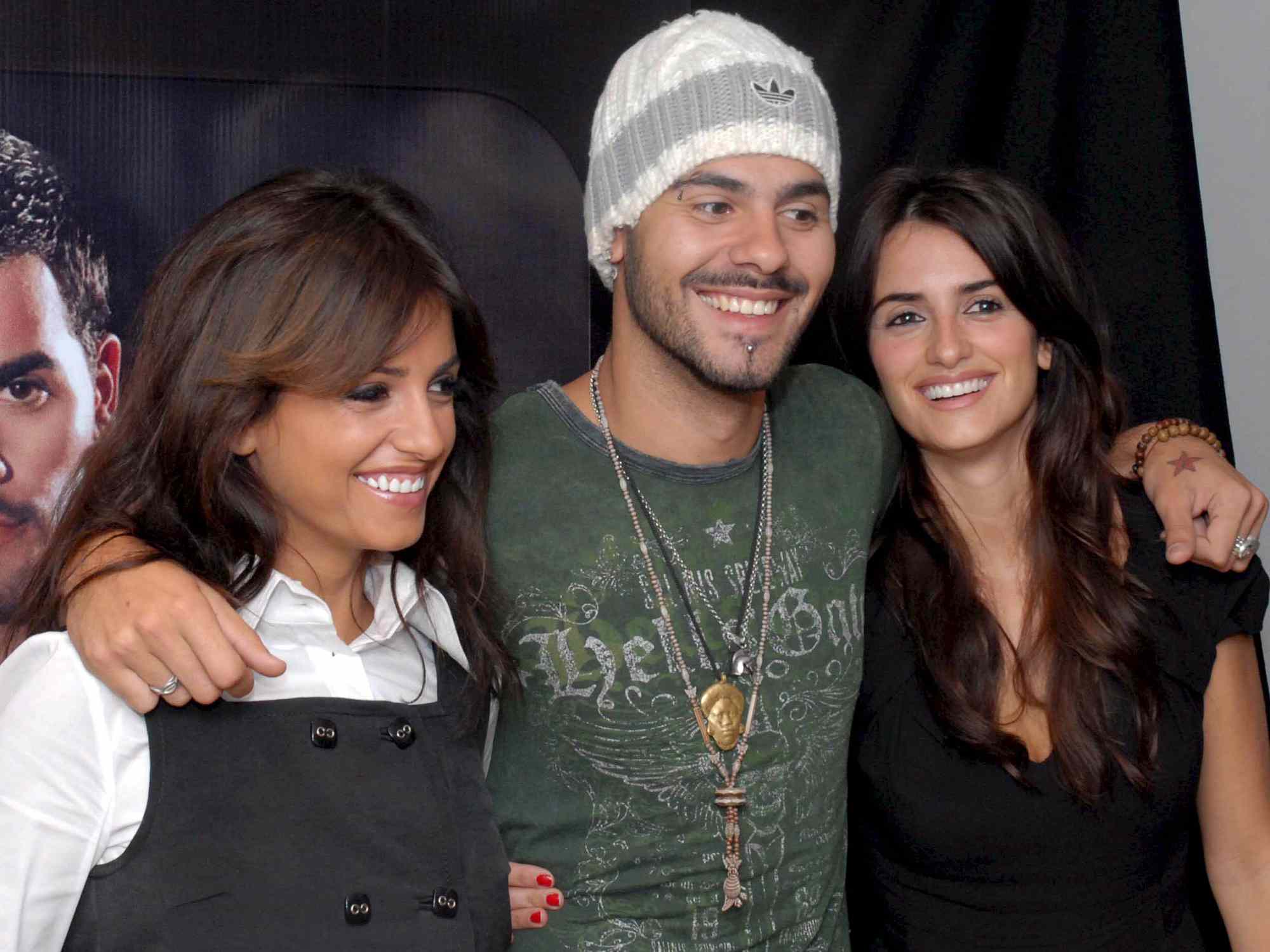 Eduardo Cruz poses with Penelope Cruz and Monica Cruz after shooting the latest video of his single 'Cosas Que Contar' on September 13, 2007 in Mexico City.