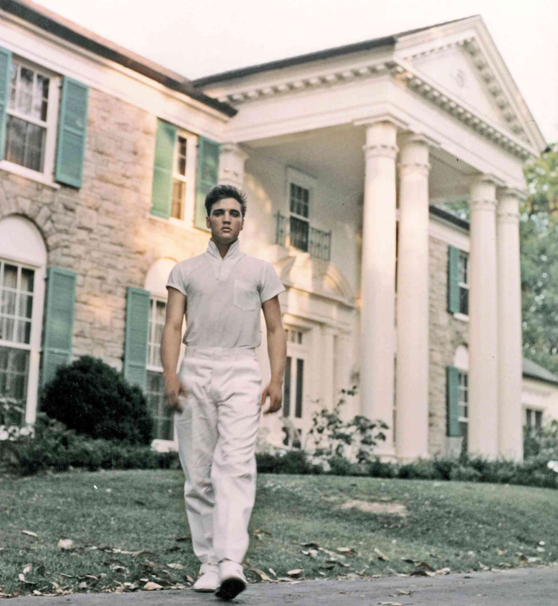 MEMPHIS, TN - CIRCA 1957: Rock and roll singer Elvis Presley strolls the grounds of his Graceland estate in circa 1957. (Photo by Michael Ochs Archives/Getty Images)