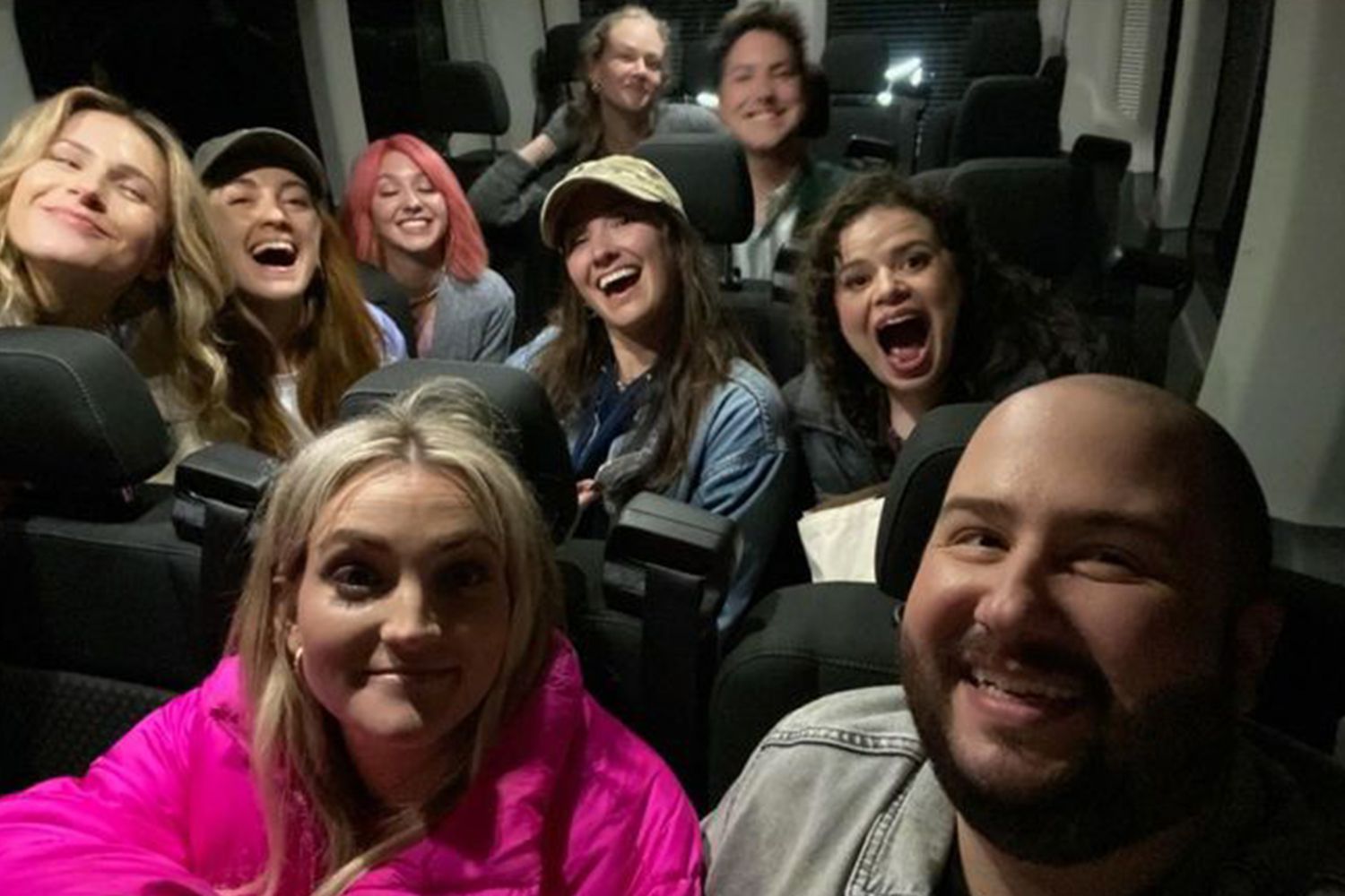 https://www.instagram.com/p/Co1lBgbOEYs/ jamielynnspears Verified Bittersweet feels. I truly love all of these humans. The NEW ERA of ZOEY would not exist without each and every person doing their part to create this magical experience, including our amazing fans. gonna need wayyyy more then 10 photos to include all of these wonderful people tho🥹😭 #ZOEY102 1d