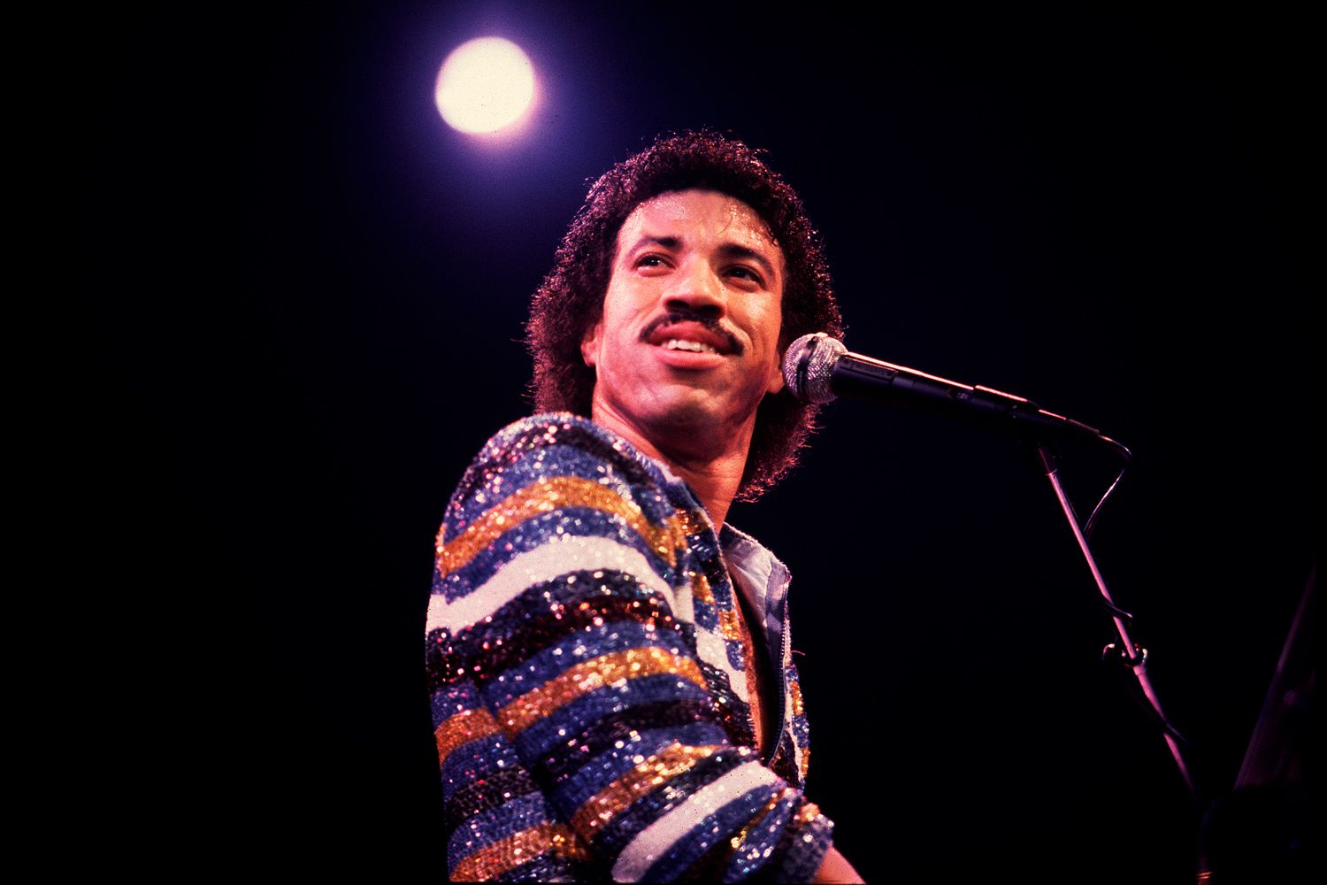 Lionel Richie performing on stage at the Rosemont Horizon in Rosemont, Illinois, October 1, 1983.