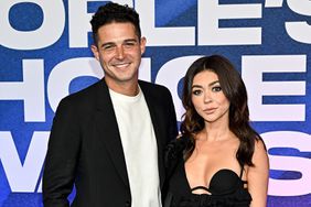 Wells Adams (L) and Sarah Hyland at the People's Choice Awards held at Barker Hangar on December 6, 2022 in Santa Monica, California.