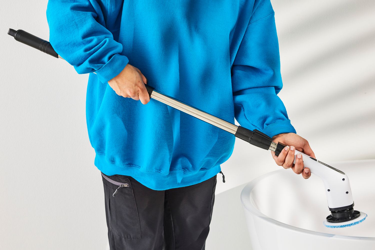 Person holds a Losuy Electric Spin Scrubber