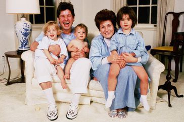 Rock singer Ozzy Osbourne at home with his family, early 1990's. From left to right, Kelly Osbourne, Ozzy Osbourne, Jack Osbourne, Sharon Osbourne and Amme Osbourne.