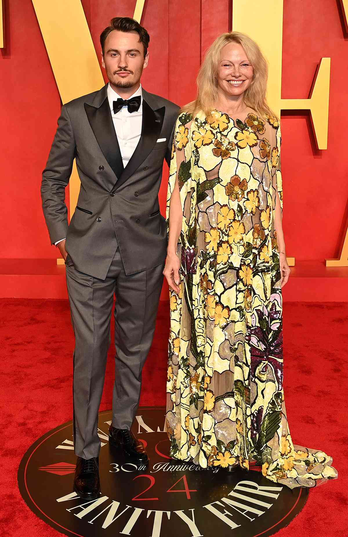  Brandon Thomas Lee and Pamela Anderson attend the 2024 Vanity Fair Oscar Party Hosted By Radhika Jones at Wallis Annenberg Center for the Performing Arts on March 10, 2024 in Beverly Hills, California