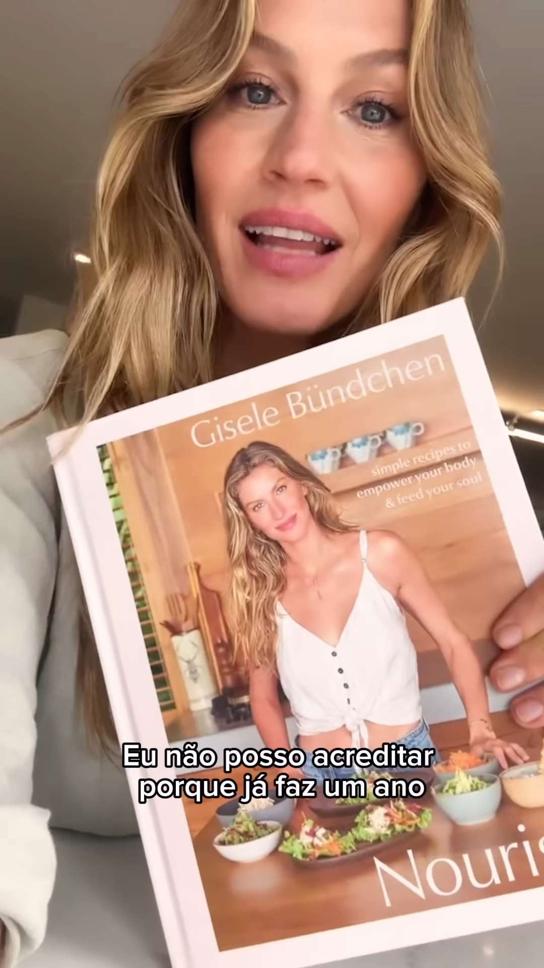 Gisele Bündchen shares the cover of her cookbook 'Nourish'