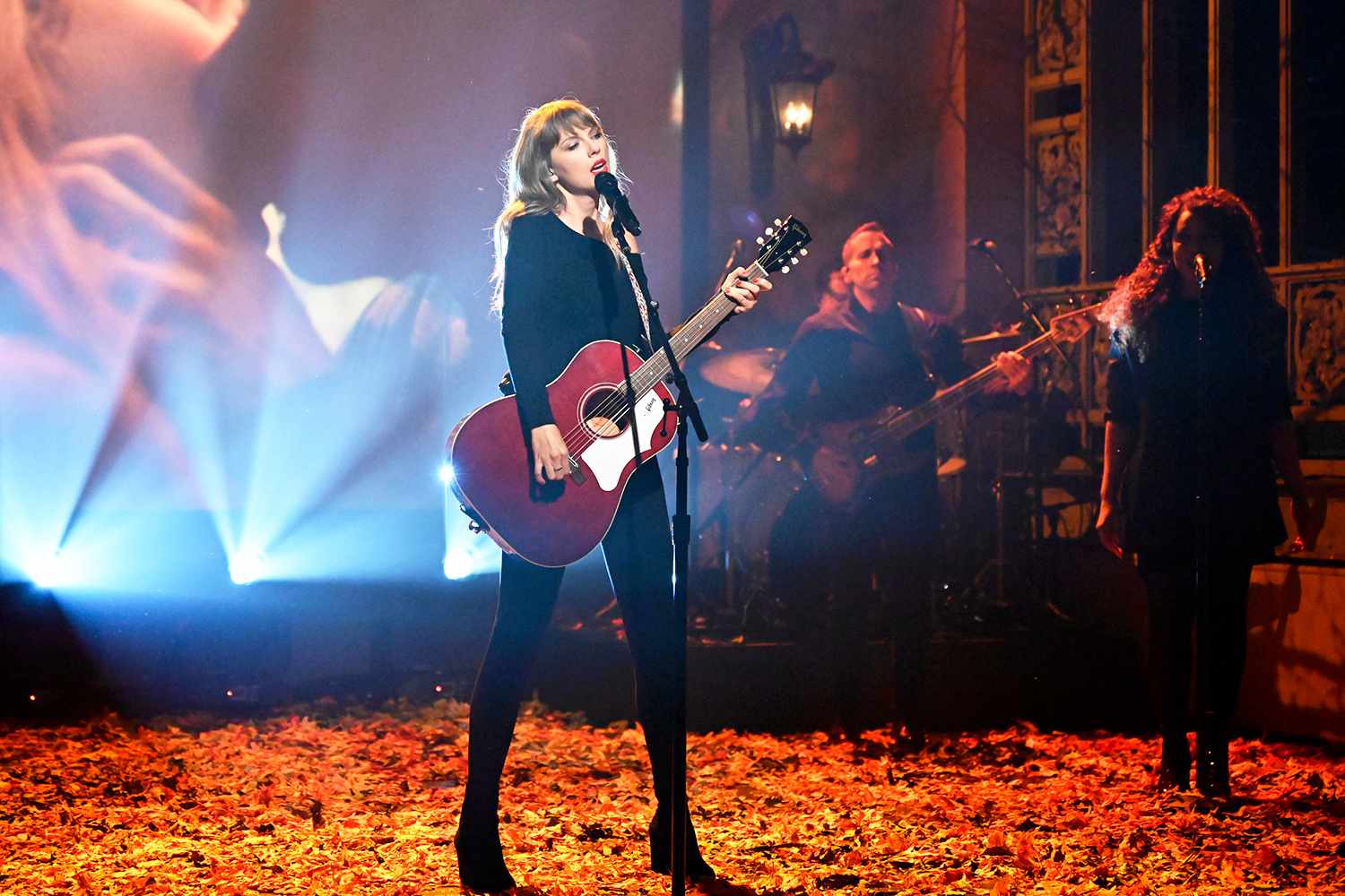 SATURDAY NIGHT LIVE -- "Jonathan Majors" Episode 1811 -- Pictured: Musical guest Taylor Swift performs on Saturday, November 13, 2021