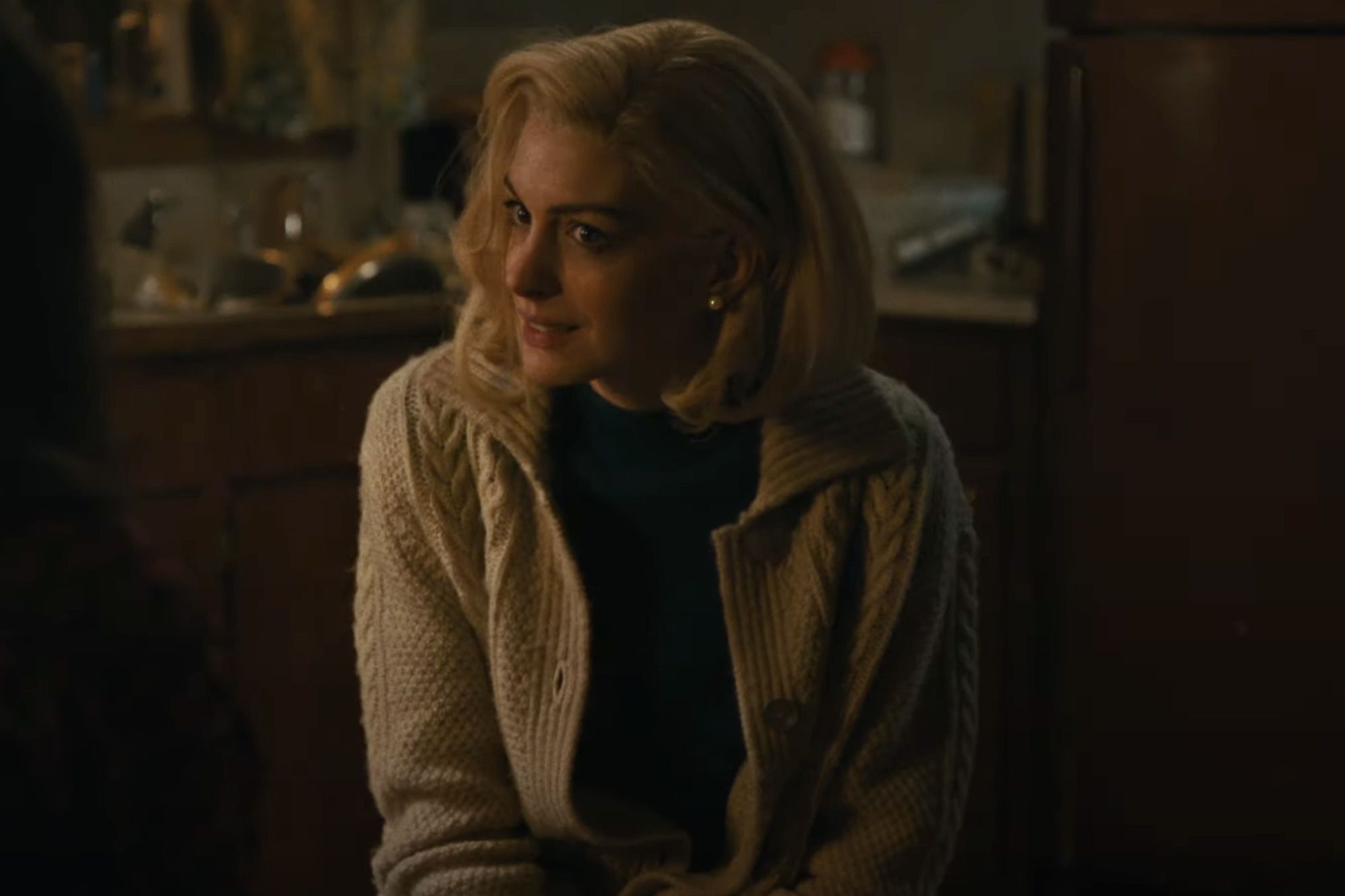 Anne Hathaway and Thomasin McKenzie Star in Trailer for Eileen