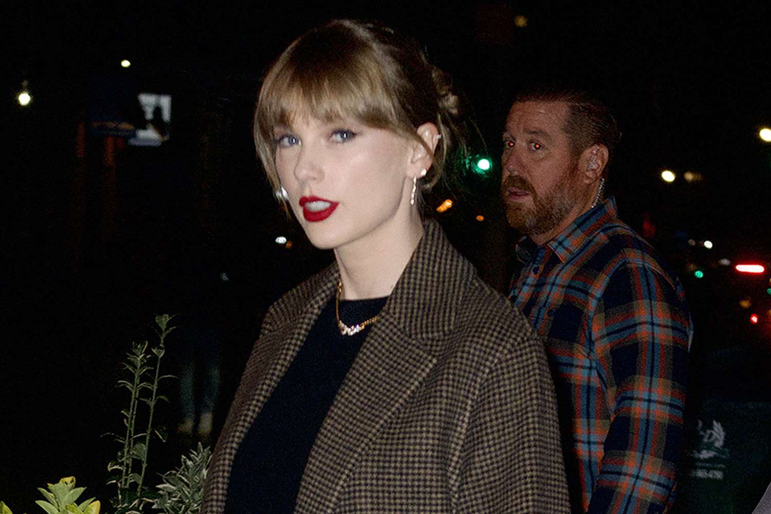 Taylor Swift looks stylish in long leather boots as she goes to dinner with Zoe Kravitz and Laura Dern
