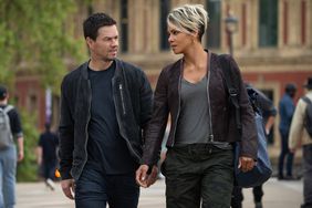 The Union. (L to R) Mark Wahlberg as Mike (Producer) and Halle Berry as Roxanne in The Union