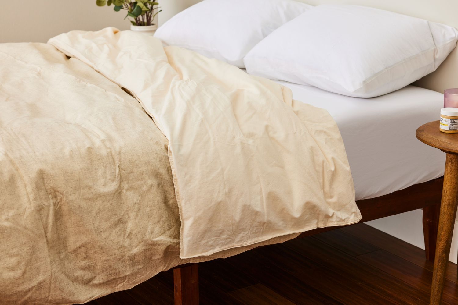 A bed fixed with the Southern Living Simplicity Collection Tanner Duvet Cover