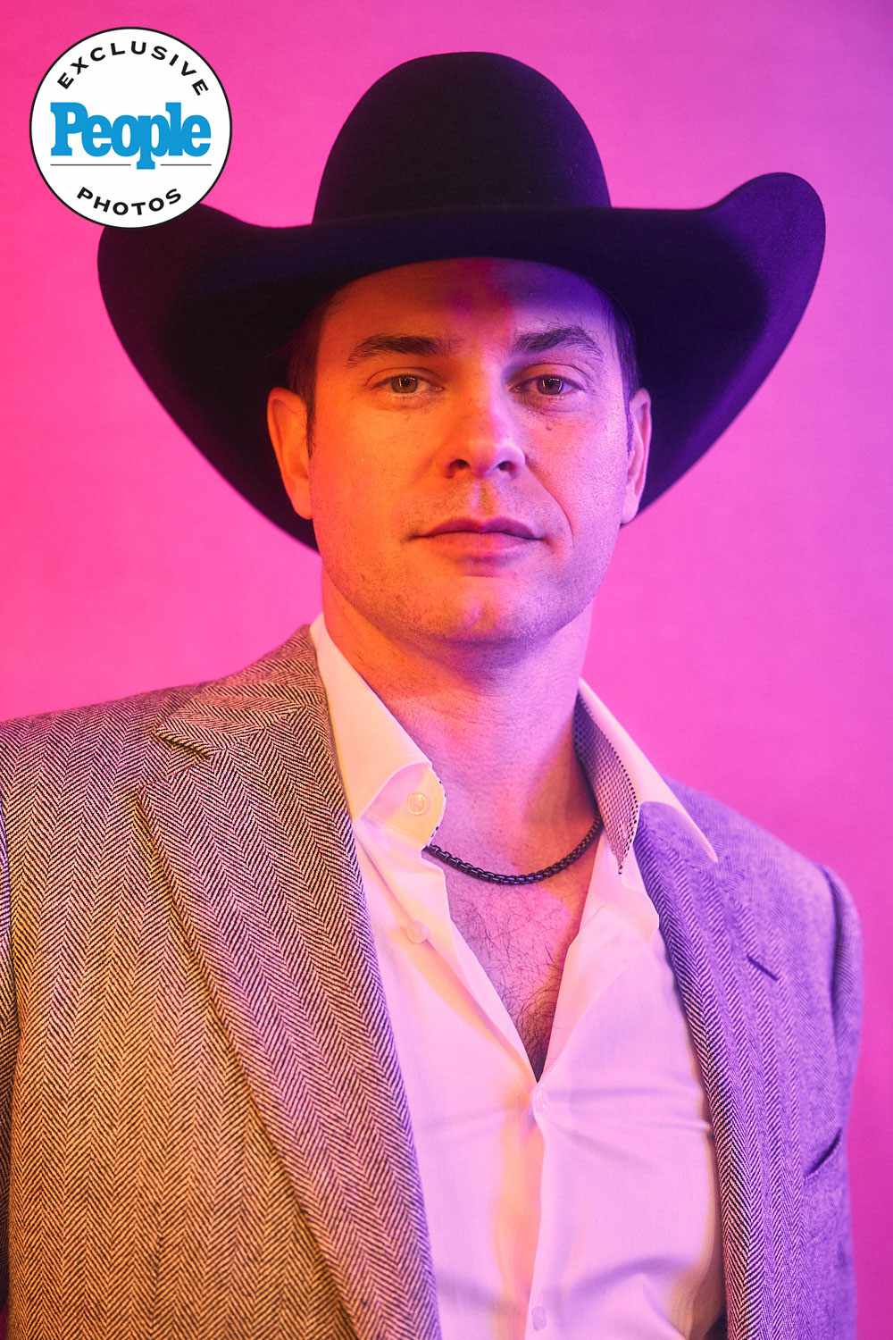 Matt Stell attends the People photo booth at the 2024 ACM awards