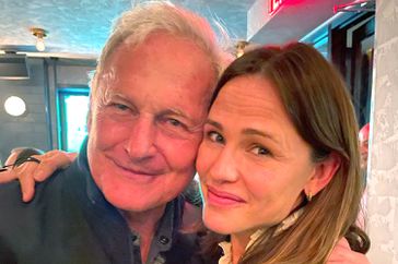 ennifer Garner Has Reunion with 'Alias' Costar Victor Garber at Off-Broadway Play