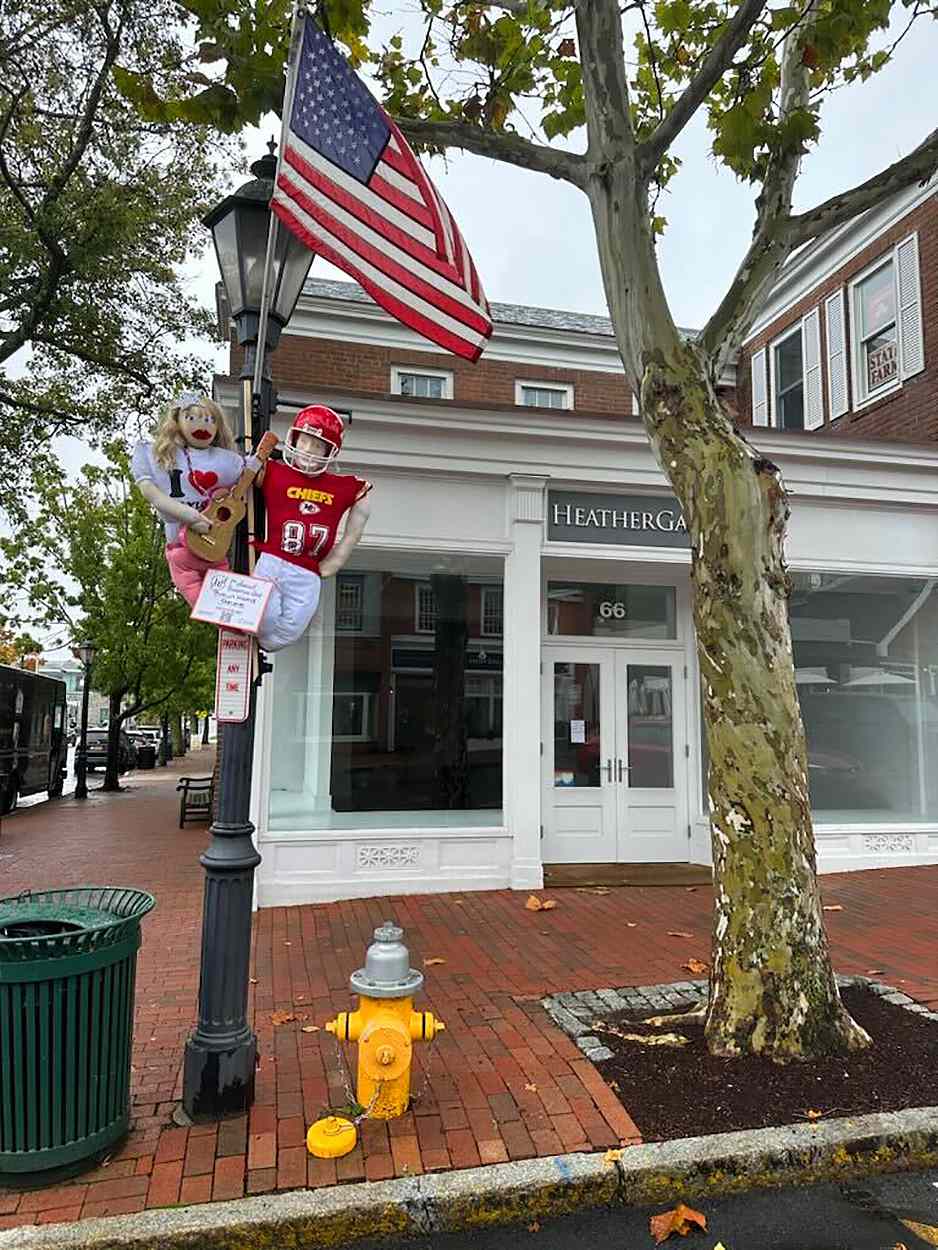 Taylor Swift Fans Swarmed Restaurant Thinking She Was There â and Scarecrows Were Part of the Confusion